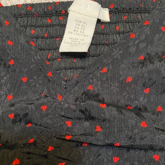 NWOT H&M Black V-Neck Top with Red Hearts - Modern Romantic Style - Picture 4 of 4